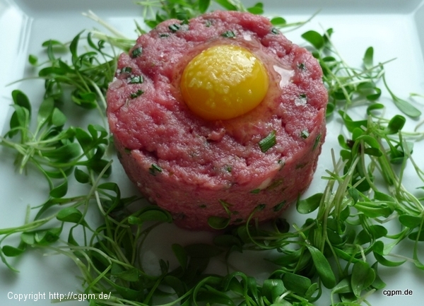 Bœuf tartare mit geröstetem Roggenbrot 