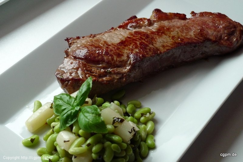 Black Angus Roastbeef mit tasmanischem Pfeffer und Flageolets-Spargel-Salat