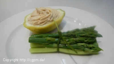 Humus mit Zitrone,  dazu grüner Spargel