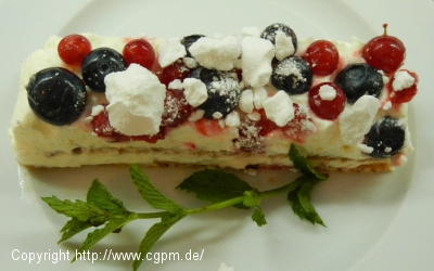 Mitsommernachts-Traum, Baiser-Torte mit Früchten