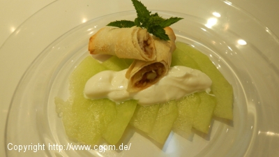 Dattel-Börek auf Melonensalat