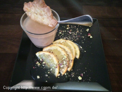 Schokoladenmousse mit Mandelplätzchen und Juzu-Orangen