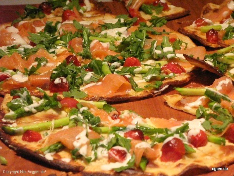 Flammekuchen mit Ruccola und Räucherlachs