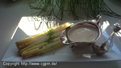 Senf-Zitronen-Sauce mit im Backofen gegartem Spargel