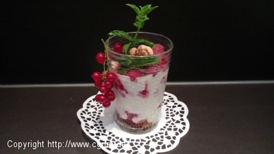 Tiramisu im Glas mit Sommer Beeren