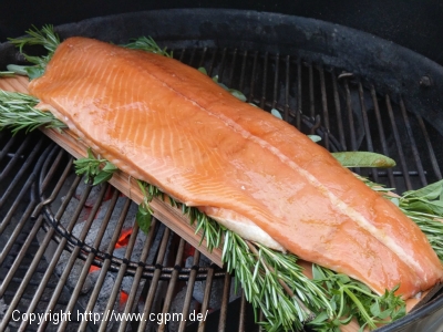Lachsfilet auf einem Kräuterbett gegrillt