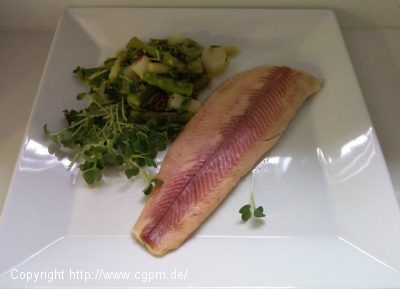 Spargelsalat mit Räucherforelle