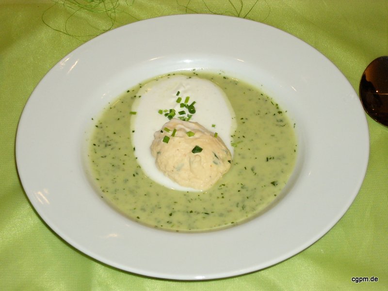 Kräutersuppe mit Lachs-Klößchen