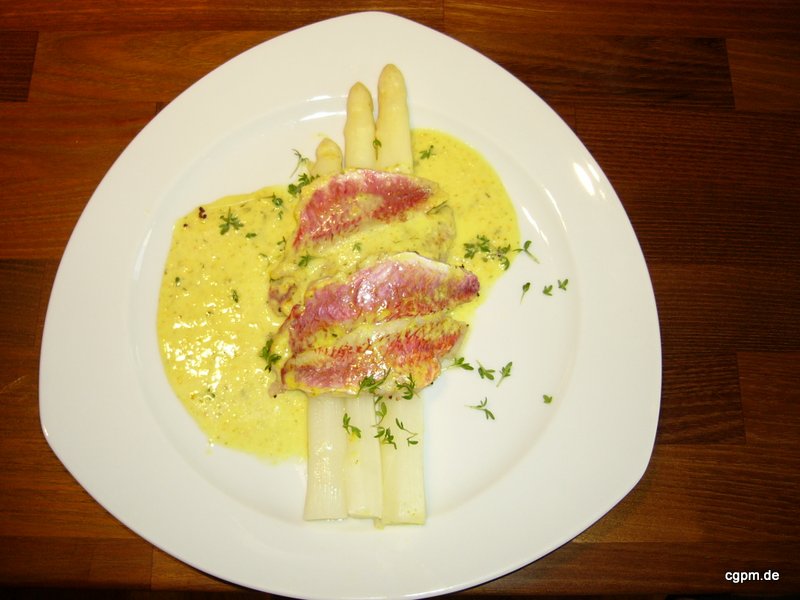 Rotbarbenfilet auf Stangenspargel mit Orangenbutter