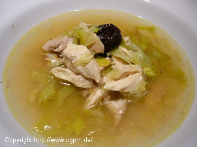 Hühnersuppe mit Backpflaumen und Lauch