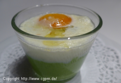 Ei en Cocotte mit Creme von grünen Erbsen