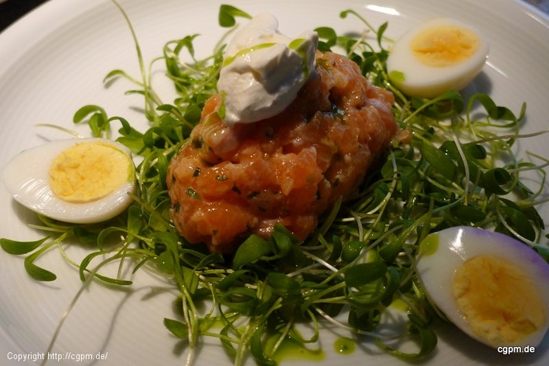 Lachstartar auf Kressesalat