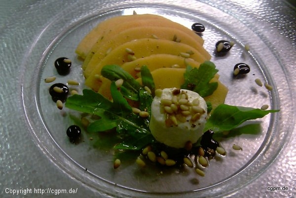 Melone mit Ziegenfrischkäse und altem Balsamico
