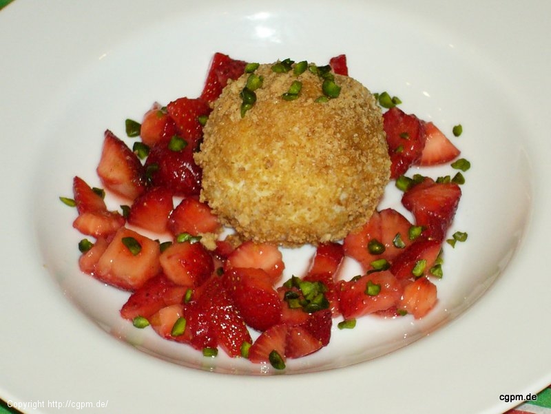 Quarkbällchen auf Erdbeeren