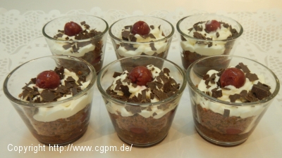 Schwarzwälder Kirschtörtchen im Glas