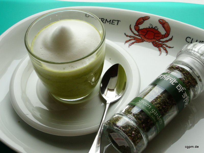 Cappuccino von grünen Erbsen